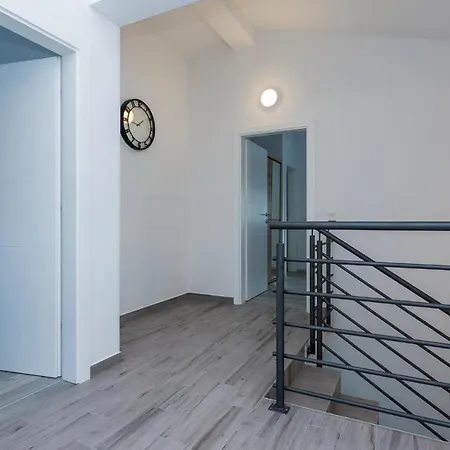 Amazing In W/ 4 Bedrooms Casa vacanze Vrsi