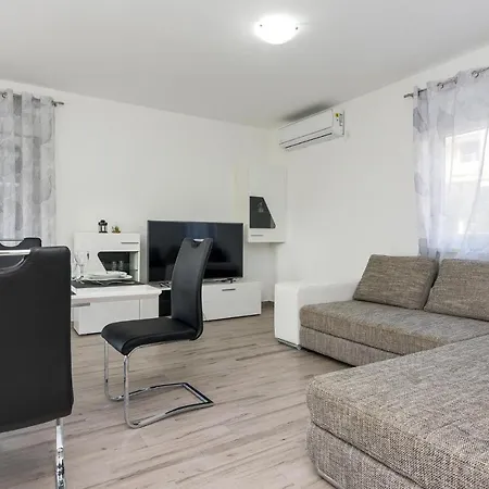 Amazing In W/ 4 Bedrooms Vrsi