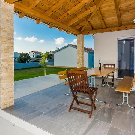 Amazing In W/ 4 Bedrooms Casa vacanze Vrsi