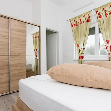 Amazing In W/ 4 Bedrooms Casa vacanze Vrsi