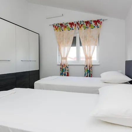 Amazing In W/ 4 Bedrooms Vrsi
