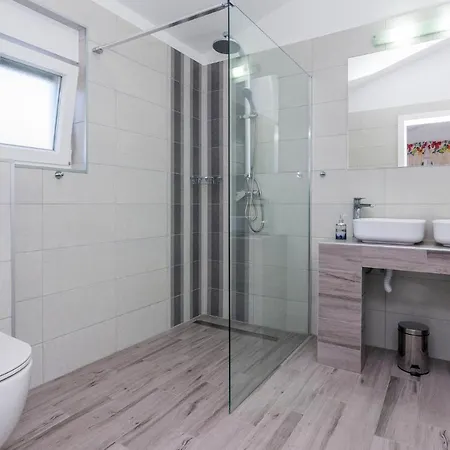 Amazing In W/ 4 Bedrooms Casa vacanze Vrsi